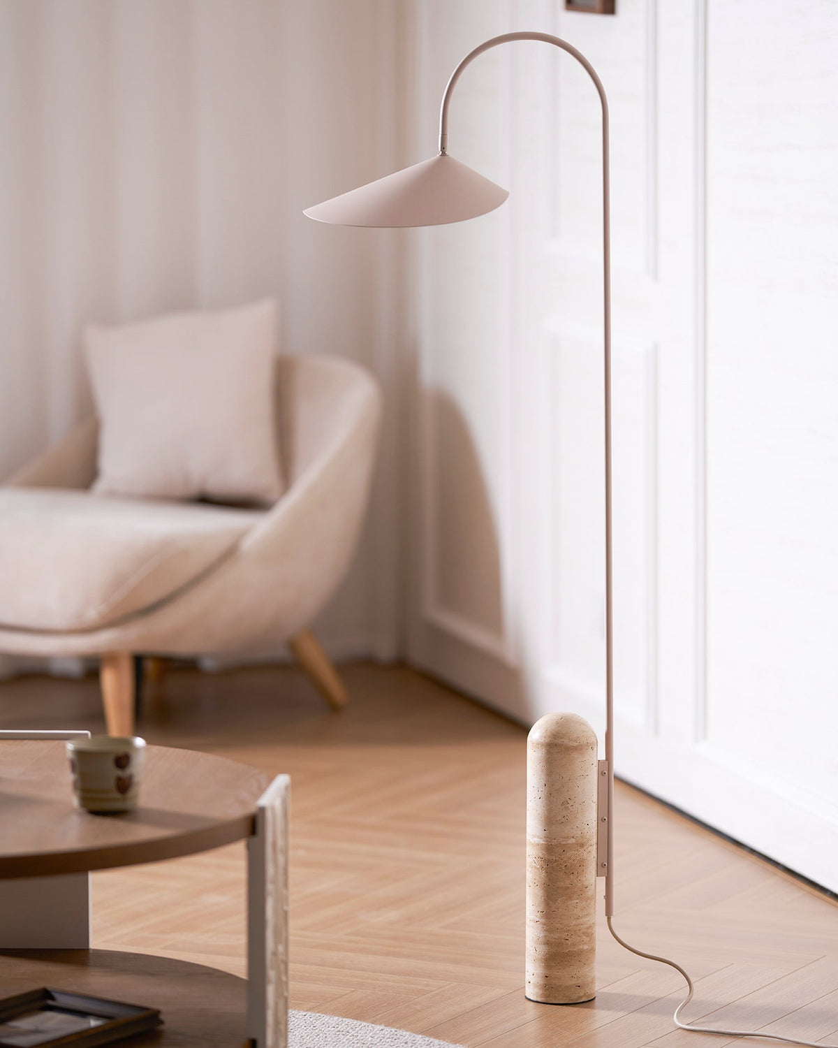 Lámpara de pie minimalista con pantalla de hoja Velhoja – en un rincón junto a la puerta