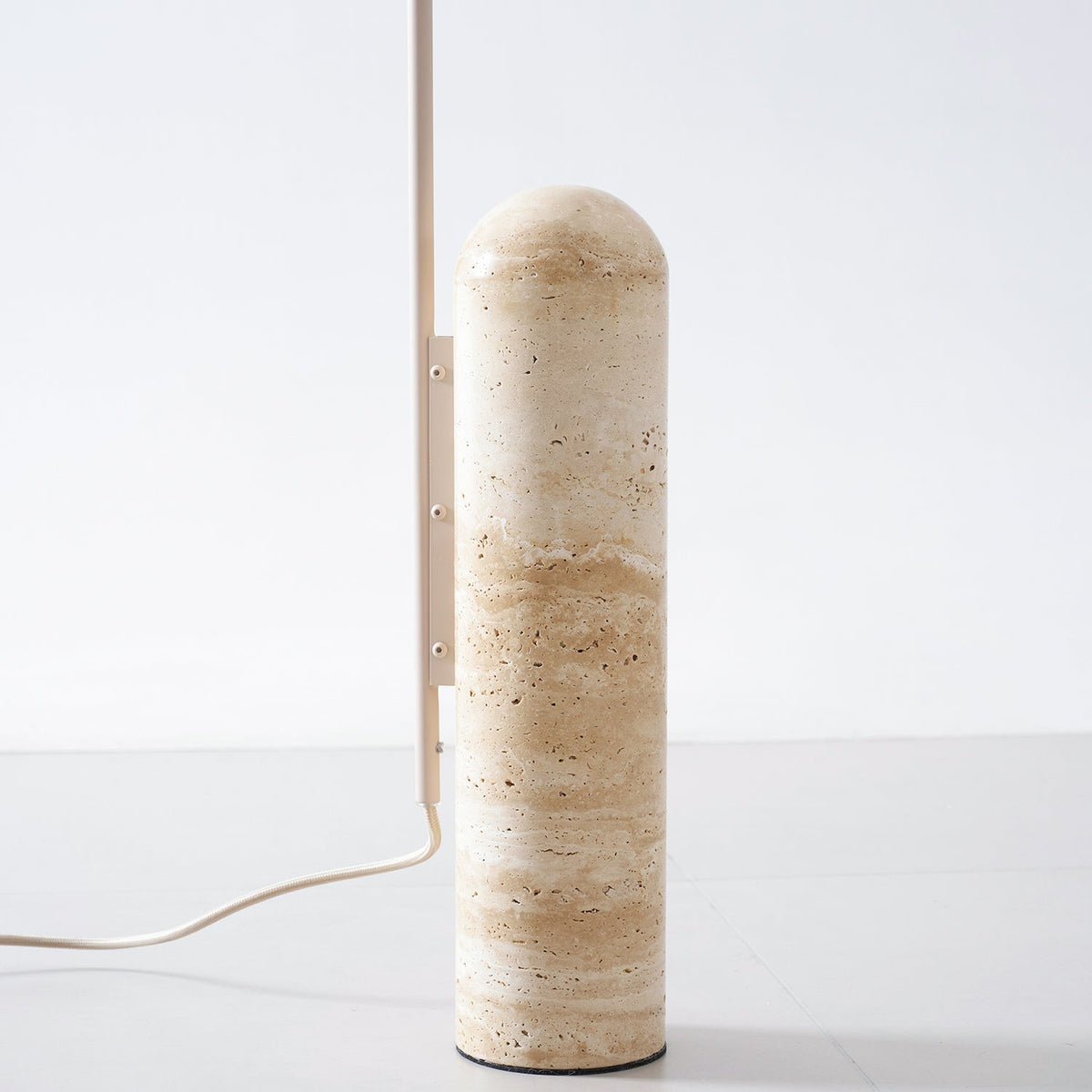 Lámpara de pie minimalista con pantalla de hoja Velhoja – detalle de la base de piedra