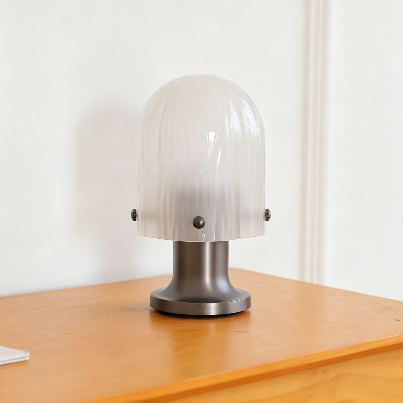 Lámpara de mesa de cristal Velundra – apagada sobre una cómoda