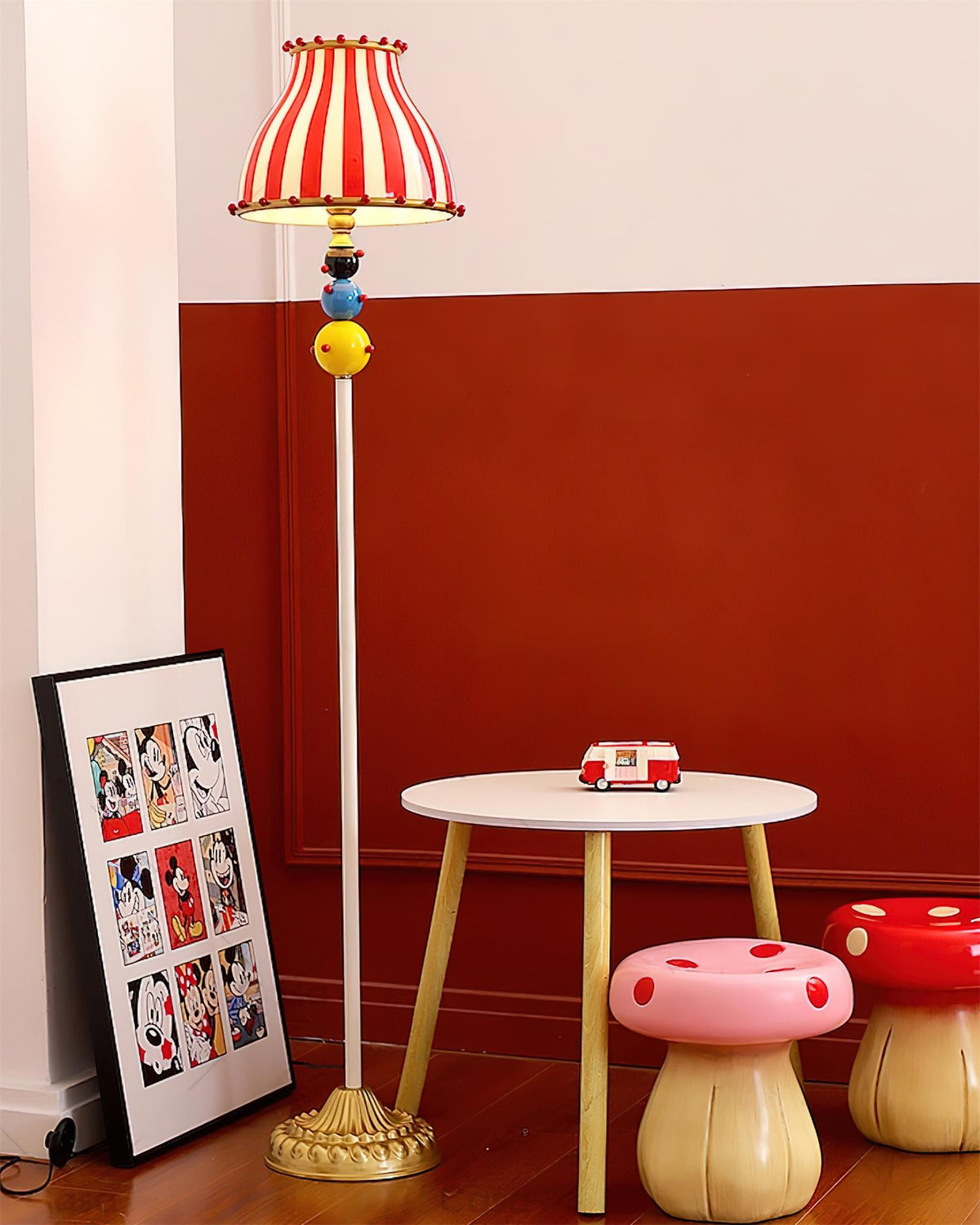 Lámpara de pie a rayas estilo circo Verbena en un salón lleno de color – imagen 4