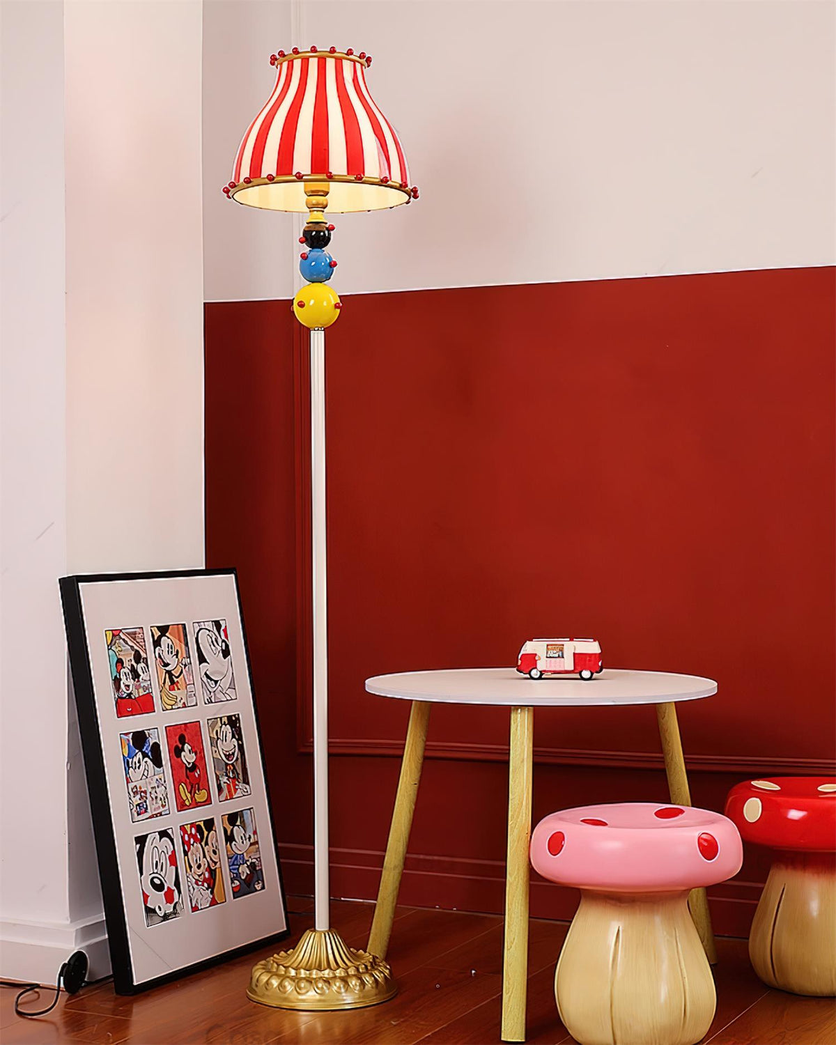 Lámpara de pie a rayas estilo circo Verbena en un salón lleno de color – imagen 5