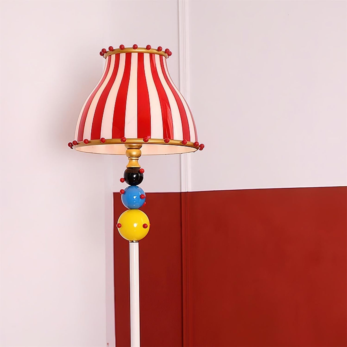 Lámpara de pie a rayas estilo circo Verbena – detalle de la pantalla de cristal a rayas
