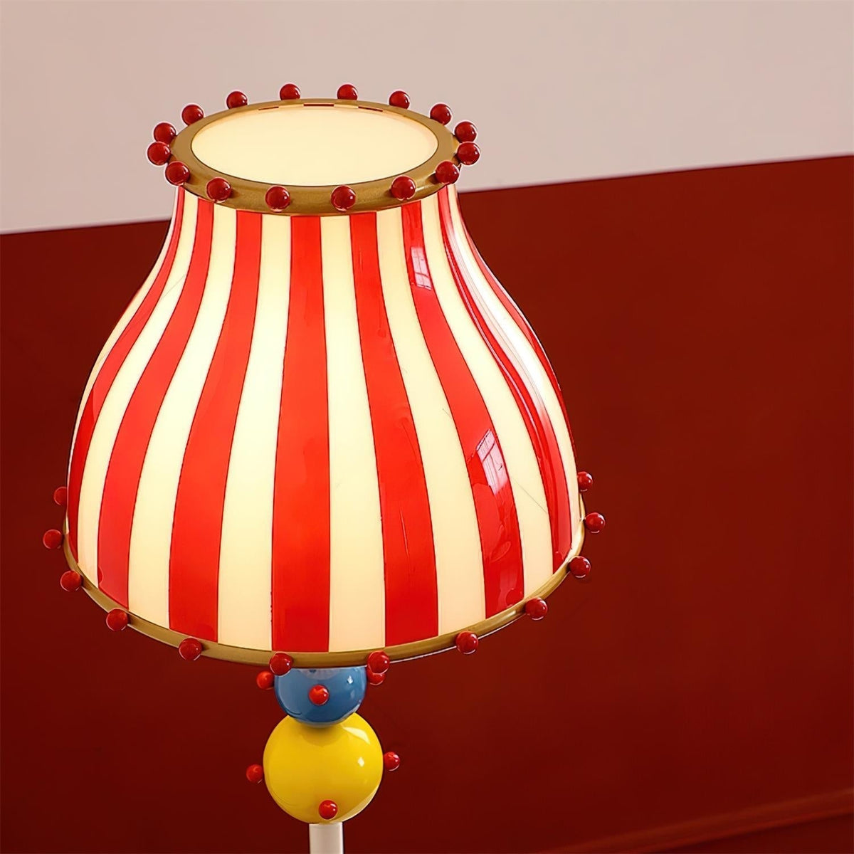 Lámpara de pie a rayas estilo circo Verbena en un salón lleno de color – imagen 7