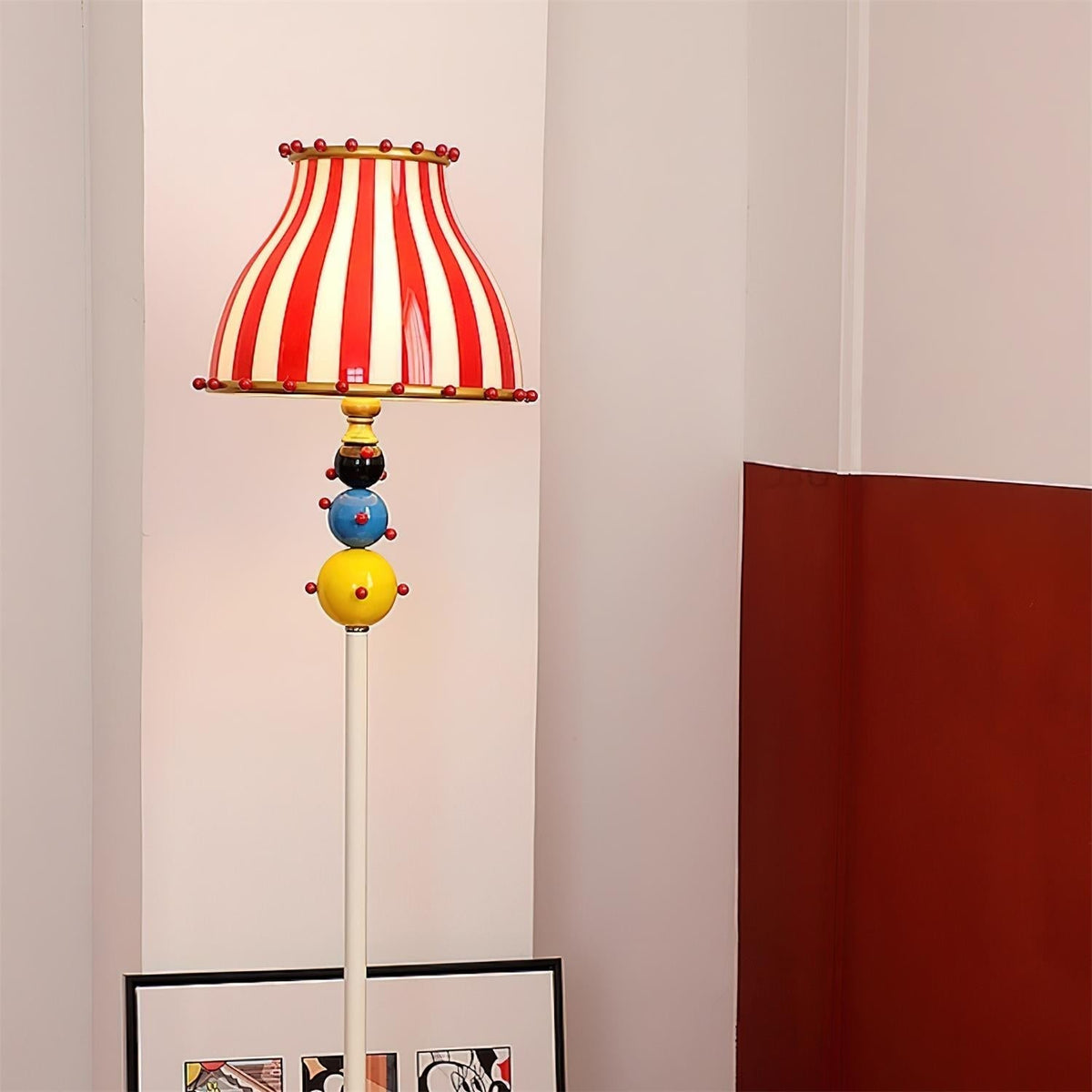 Lámpara de pie a rayas estilo circo Verbena en un salón lleno de color – imagen 8