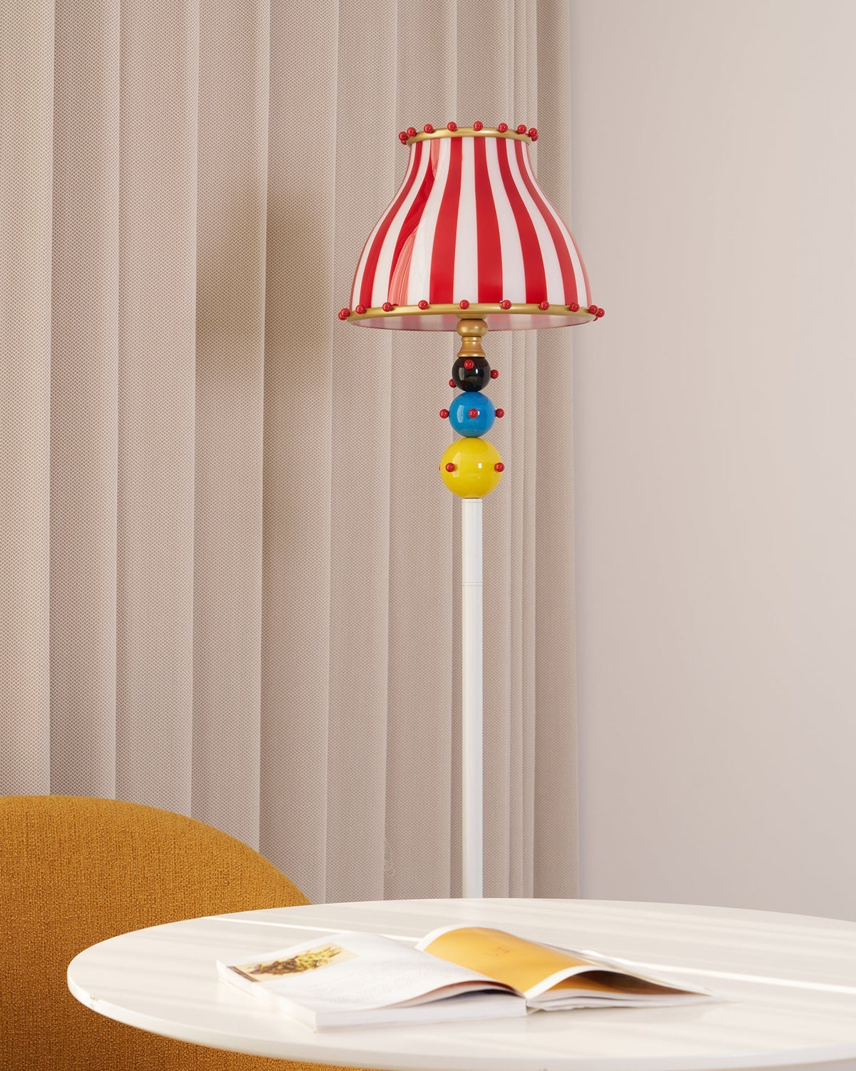 Lámpara de pie a rayas estilo circo Verbena en un salón lleno de color – imagen 11