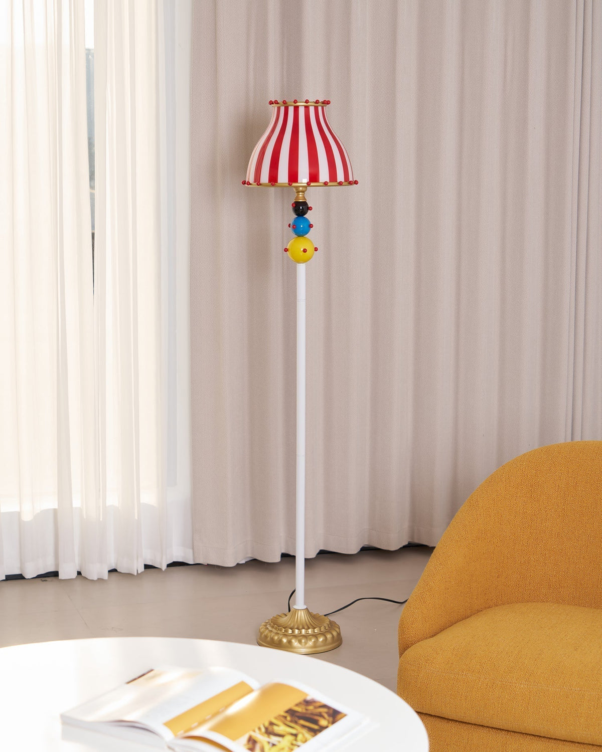 Lámpara de pie a rayas estilo circo Verbena en un salón lleno de color – imagen 12