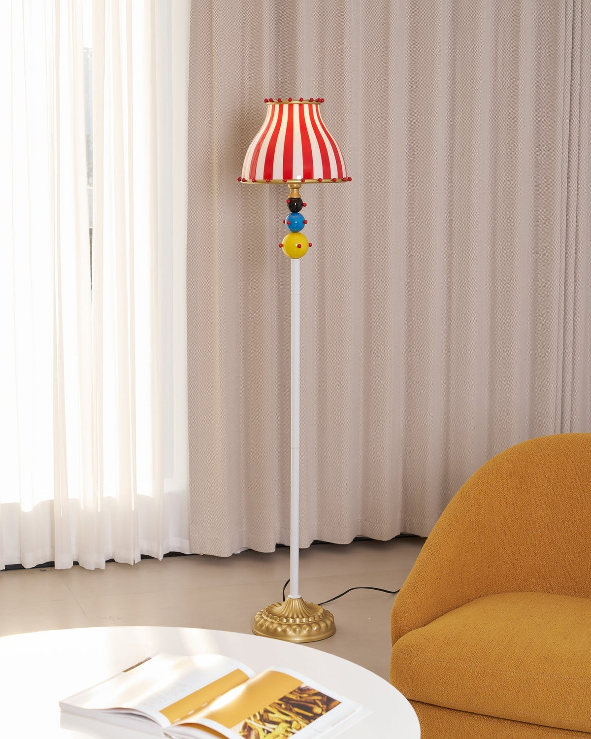 Lámpara de pie a rayas estilo circo Verbena en un salón lleno de color – imagen 13