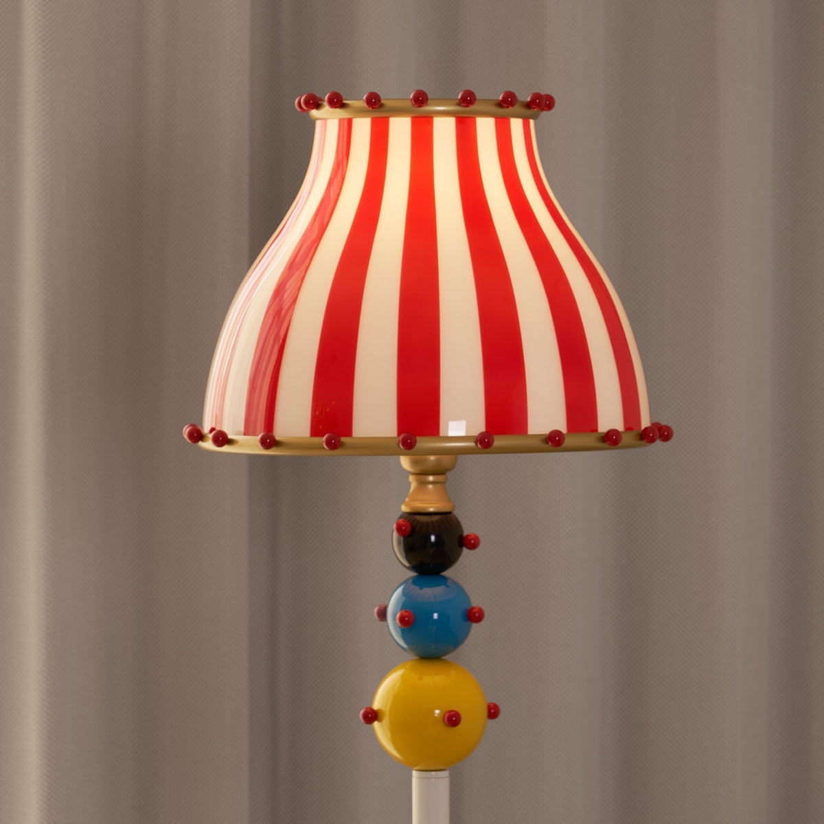Lámpara de pie a rayas estilo circo Verbena en un salón lleno de color – imagen 16
