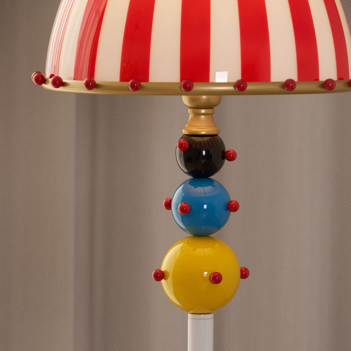 Lámpara de pie a rayas estilo circo Verbena – detalle de las bolas de colores del fuste