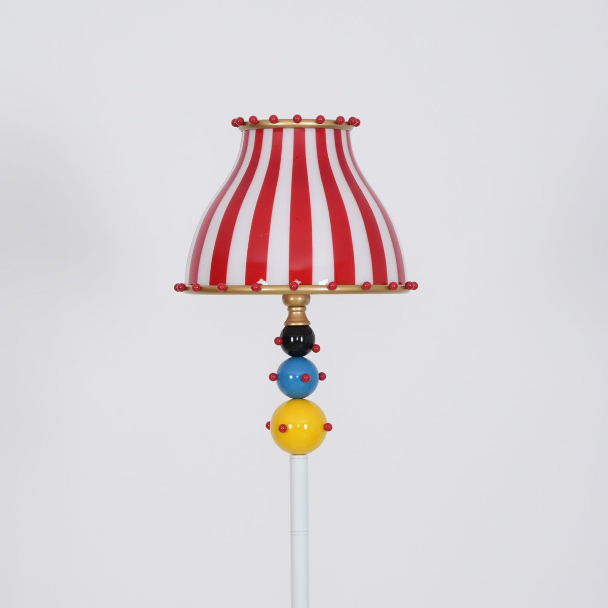 Lámpara de pie a rayas estilo circo Verbena en un salón lleno de color – imagen 18