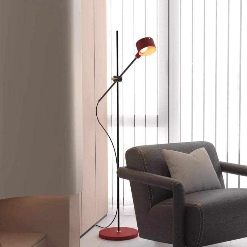 Lámpara de pie de lectura Versola junto a un sillón – imagen 9