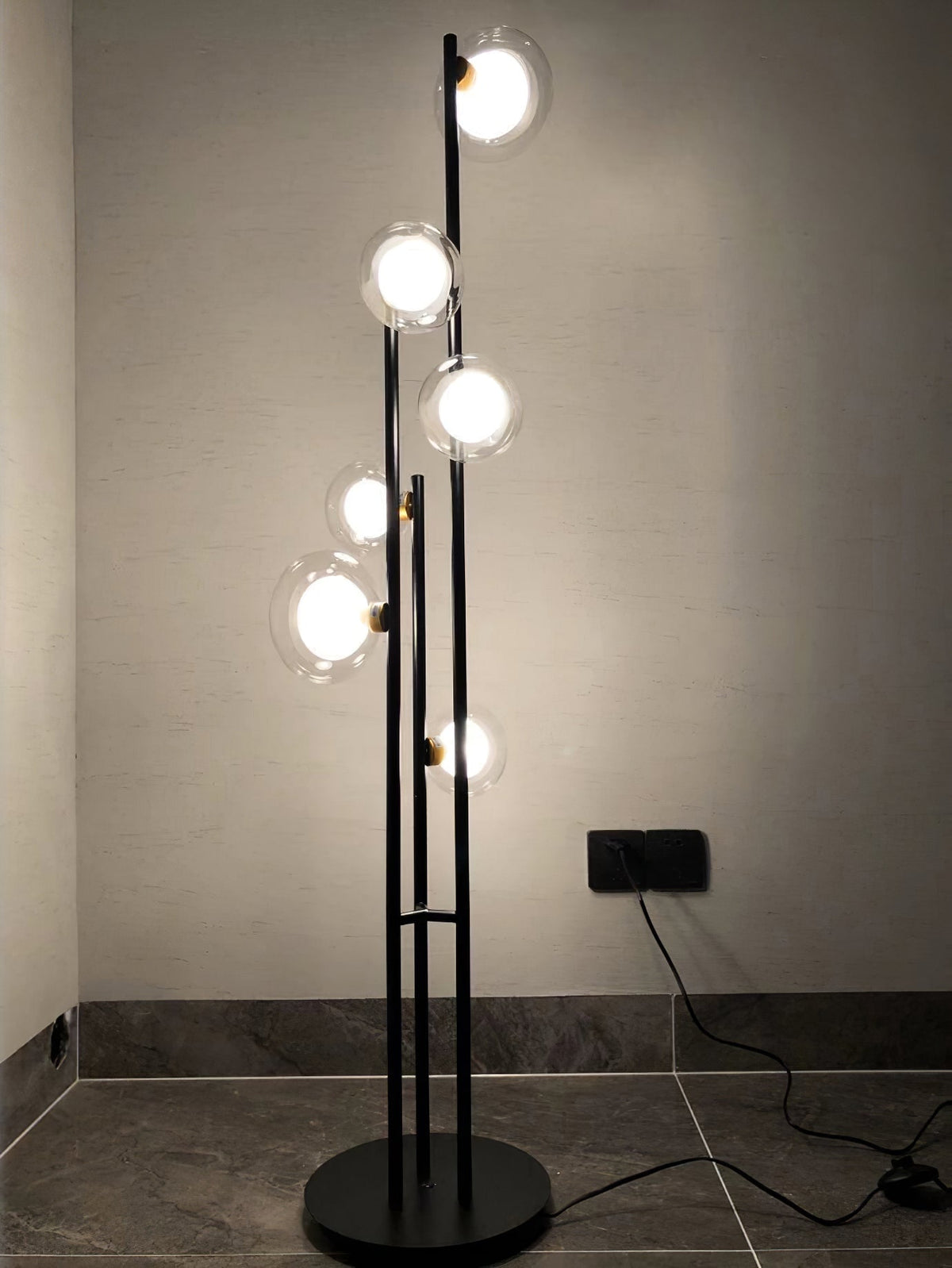 Lámpara de pie con discos de cristal Vesilia en un salón moderno – imagen 12