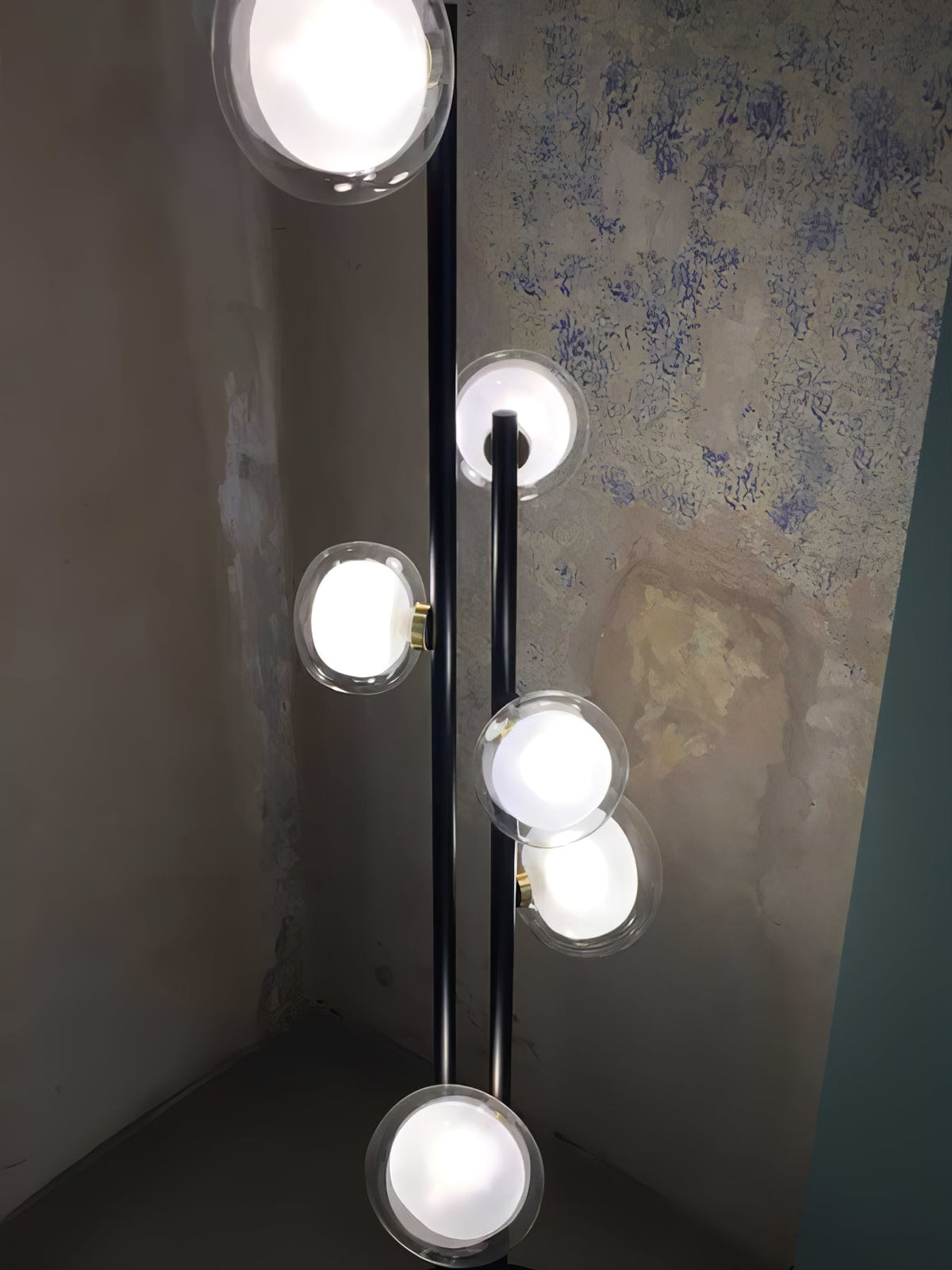 Lámpara de pie con discos de cristal Vesilia en un salón moderno – imagen 13