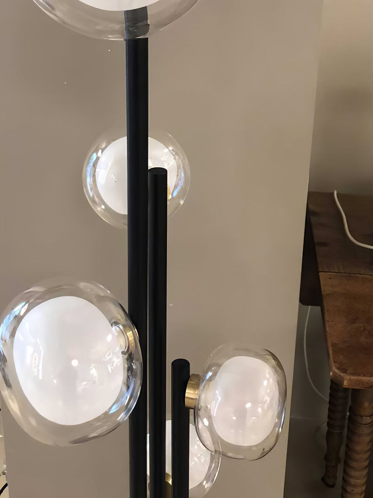 Lámpara de pie con discos de cristal Vesilia en un salón moderno – imagen 14