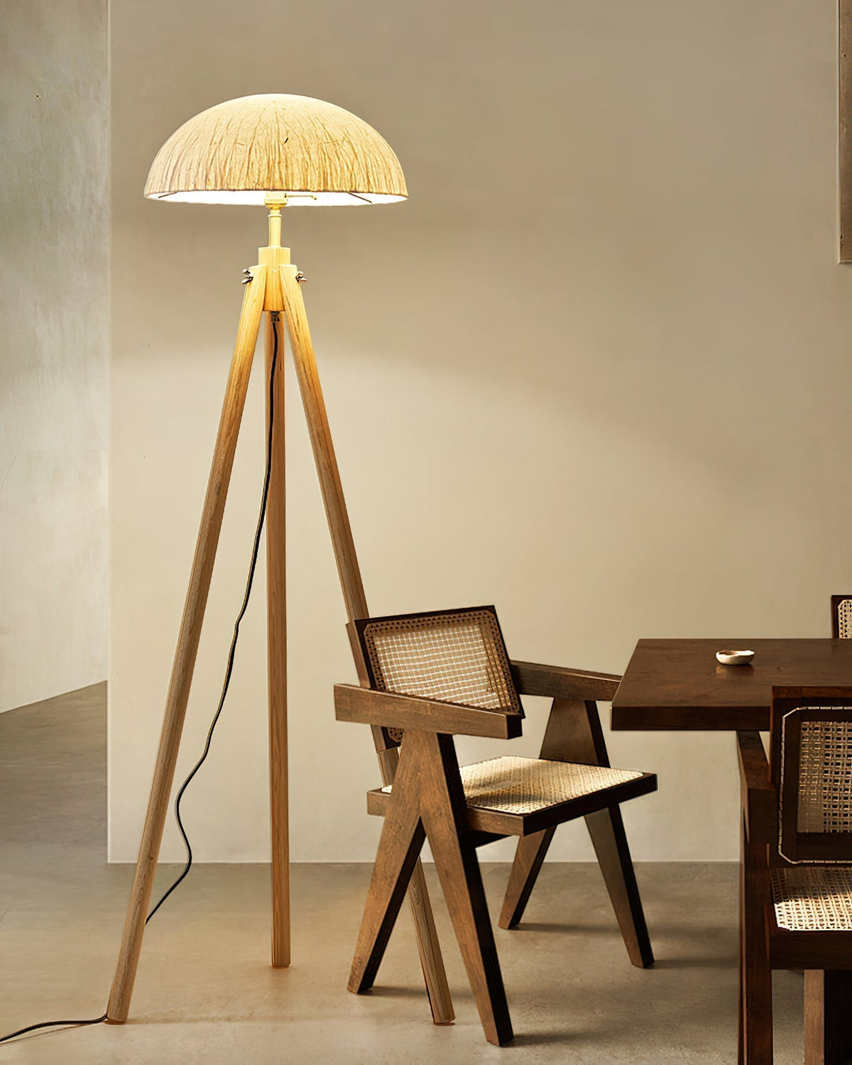 Lámpara de pie trípode Vetrisa en un salón cálido – imagen 10