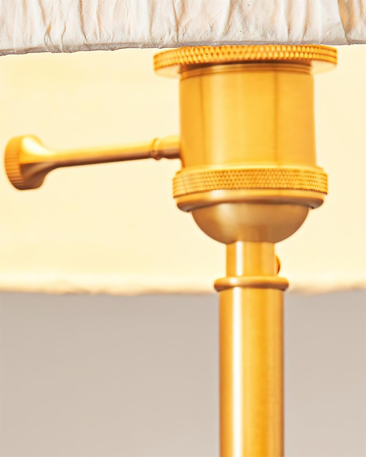 Lámpara de pie trípode Vetrisa – detalle del casquillo dorado