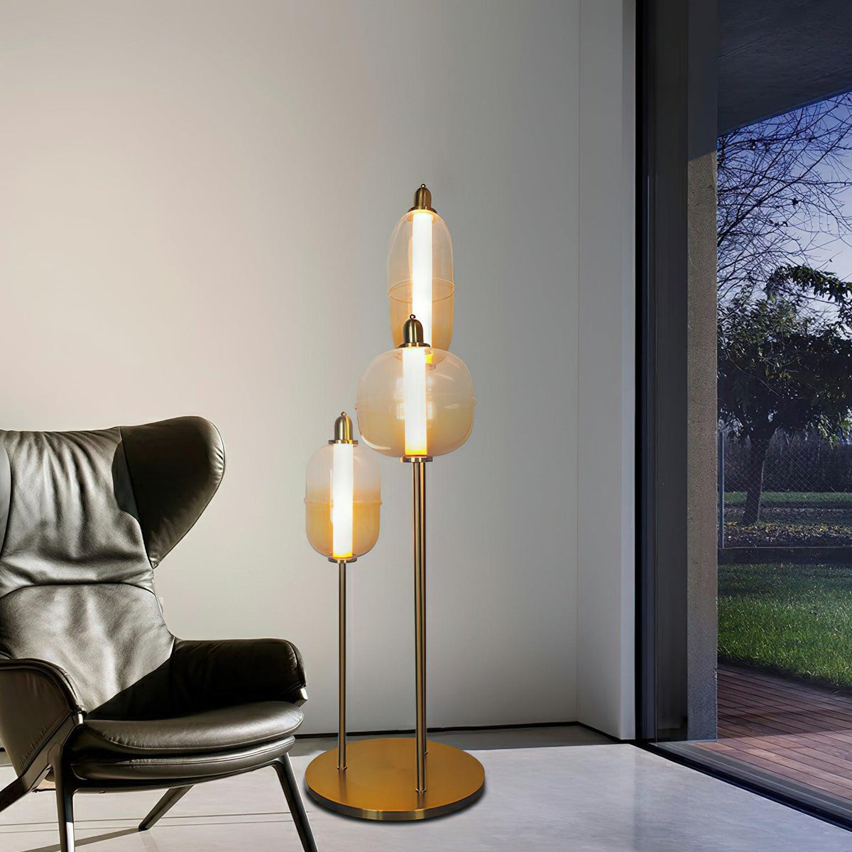 Lámpara de pie LED con cápsulas de vidrio Vidrosa – junto a una butaca de cuero