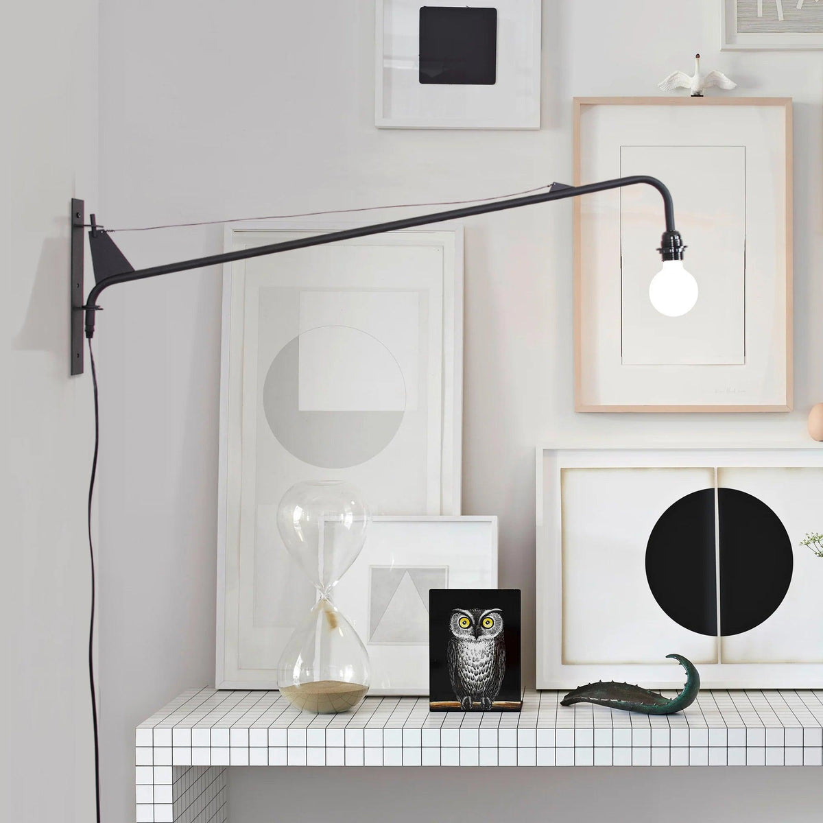 Aplique de pared con brazo largo Vigala sobre un sofá – imagen 12