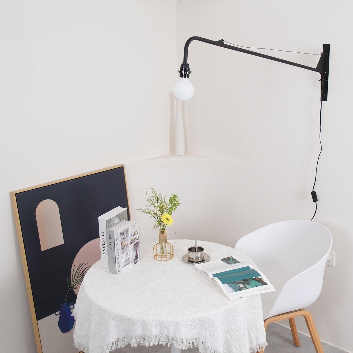 Aplique de pared con brazo largo Vigala sobre un sofá – imagen 13