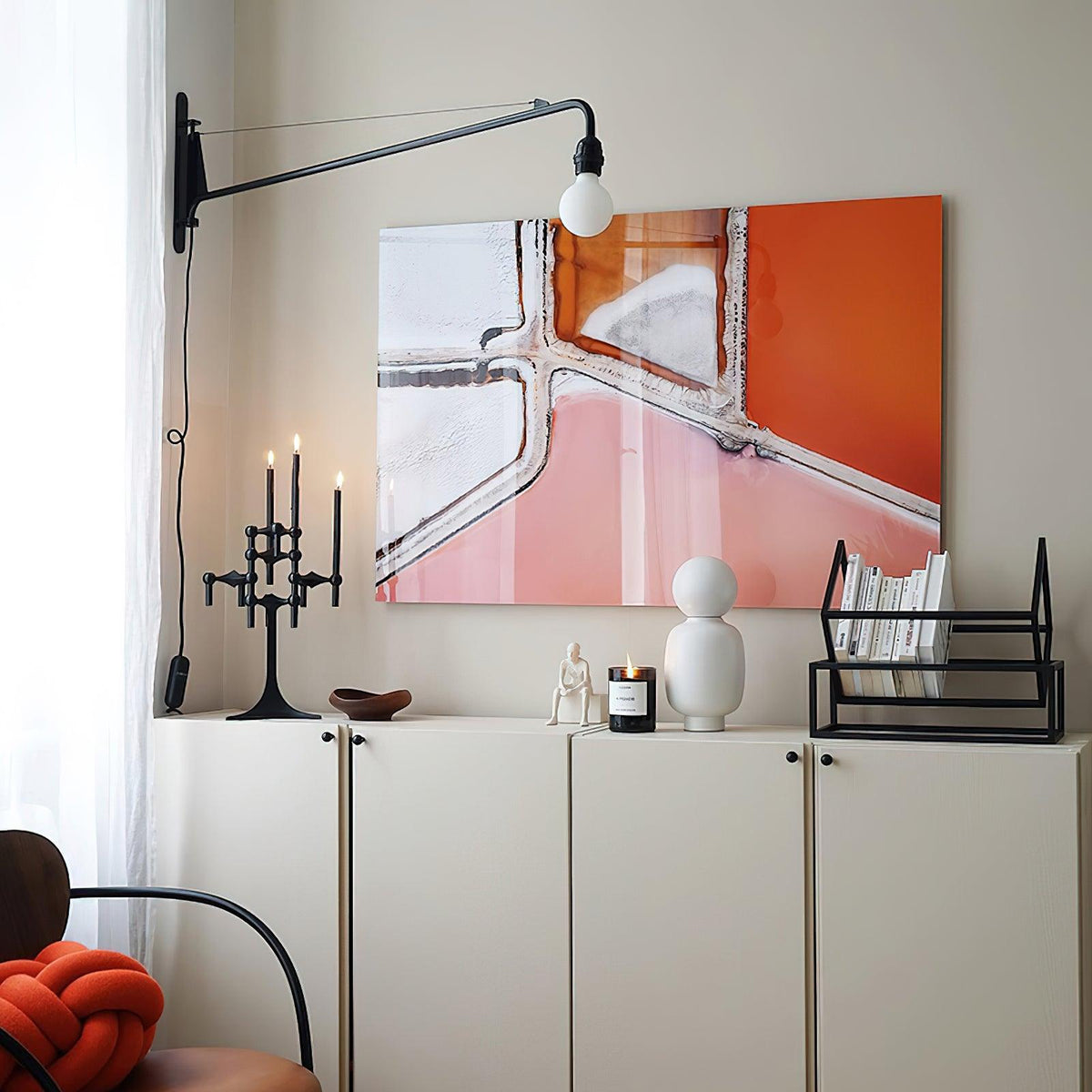 Aplique de pared con brazo largo Vigala sobre un sofá – imagen 16