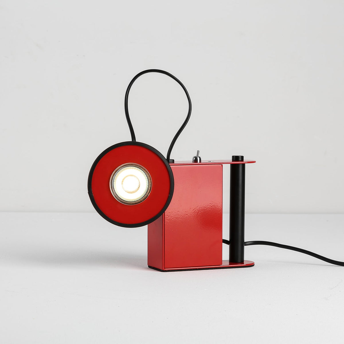 Lámpara de mesa retro Vigeo – roja vista de frente con el asa
