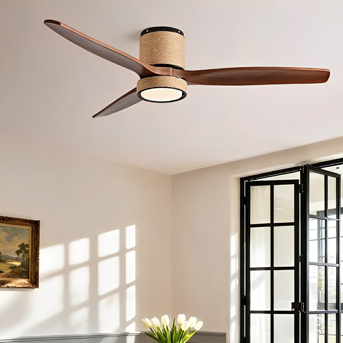 Ventilador de techo con luz Fibrela en un salón de estilo costero – imagen 5