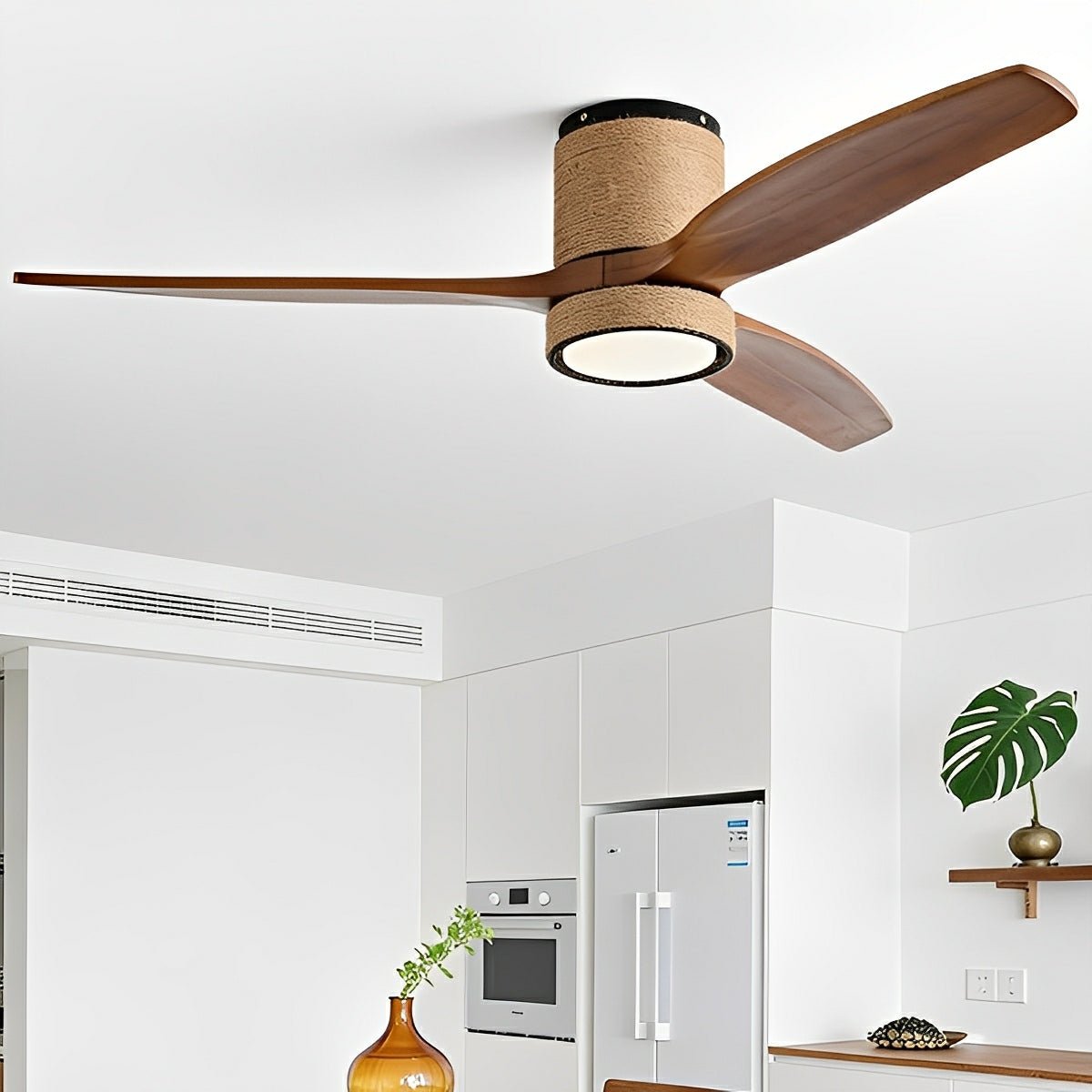 Ventilador de techo con luz Fibrela en un salón de estilo costero – imagen 2