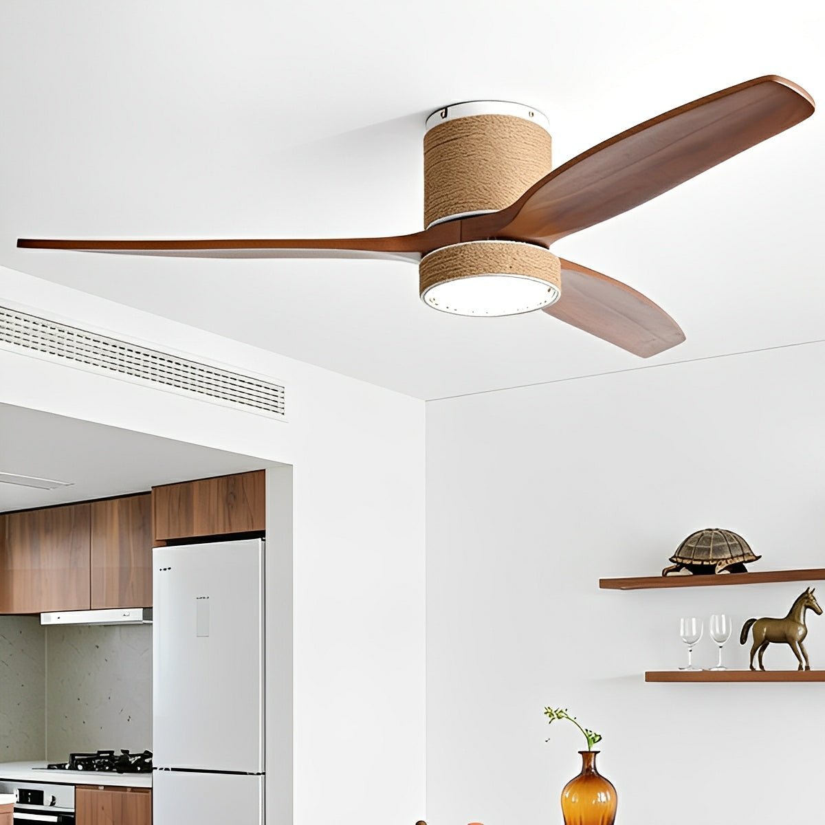 Ventilador de techo con luz Fibrela en un salón de estilo costero – imagen 6