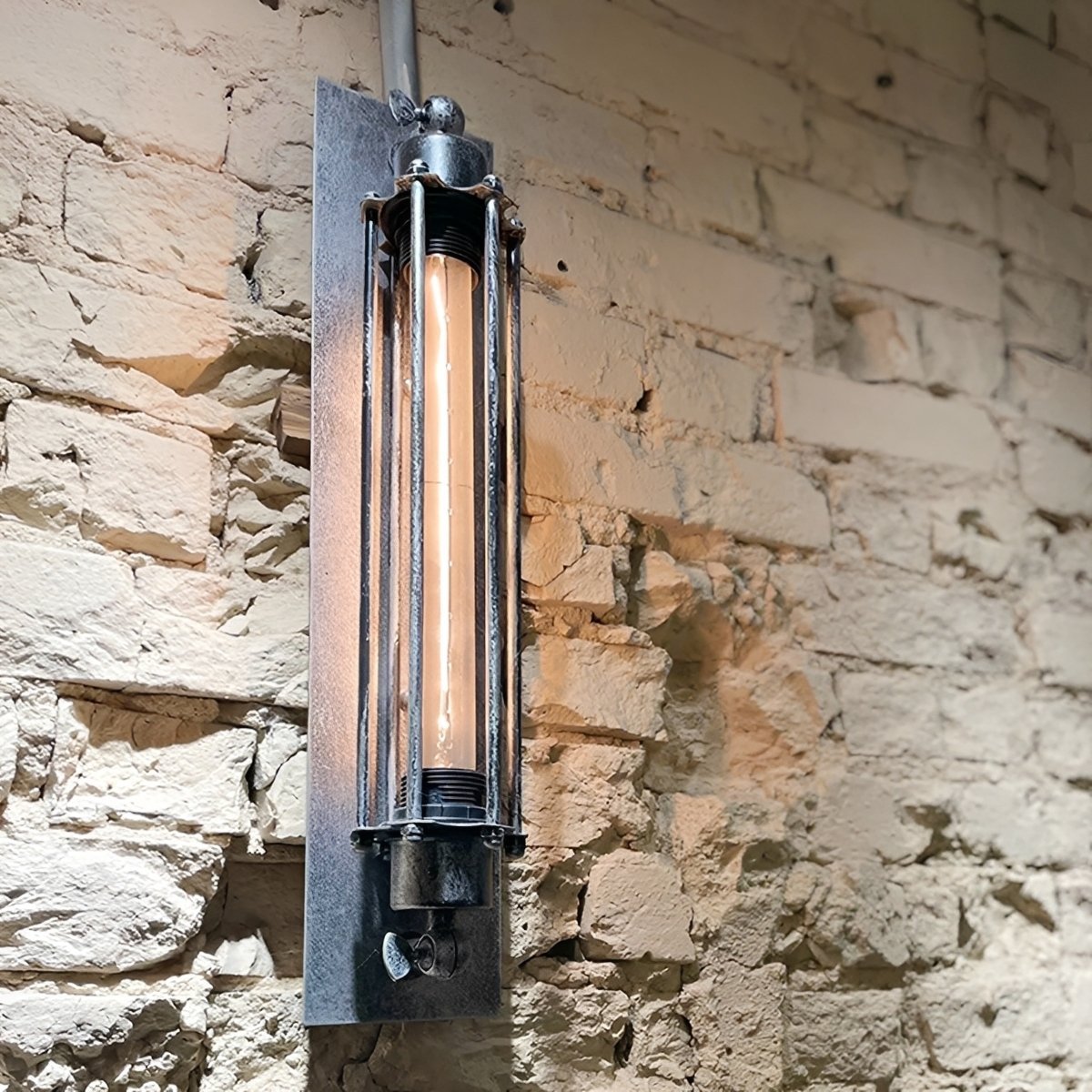 Aplique de pared industrial Yunquel en un pasillo de estilo loft – imagen 12