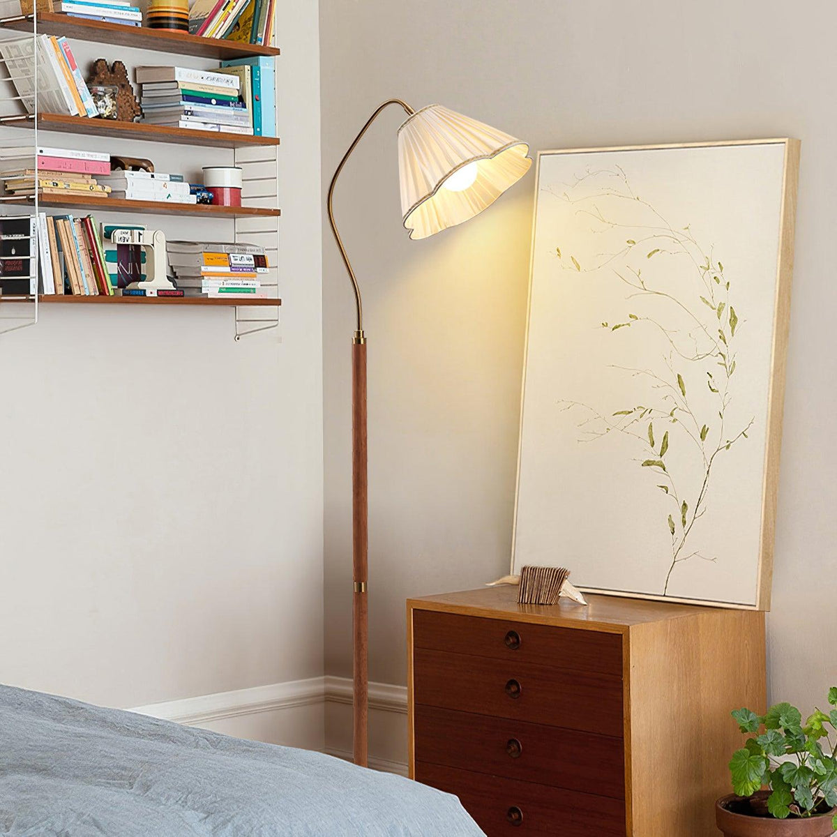 Lámpara de pie con pantalla plisada Virada en un salón luminoso – imagen 5