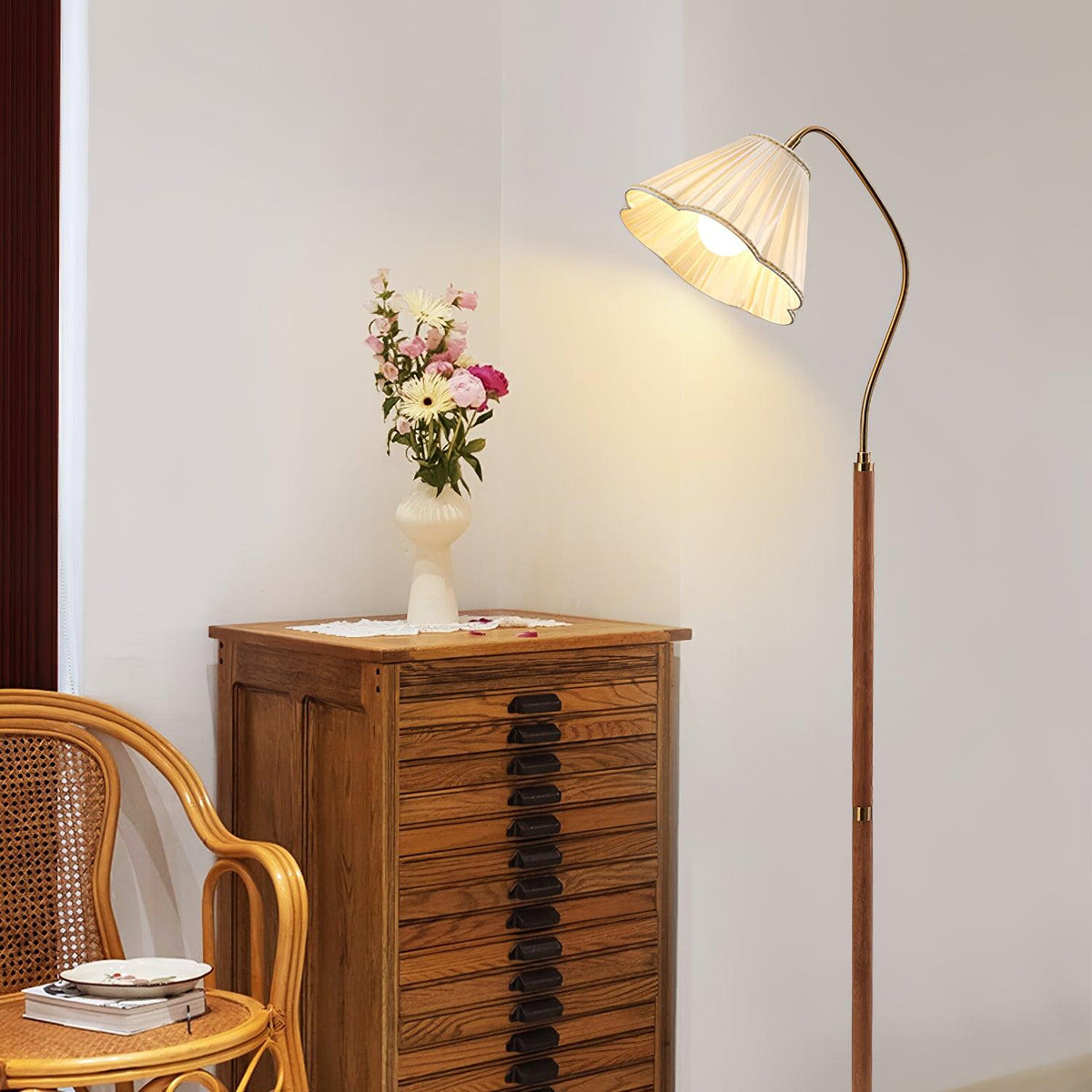 Lámpara de pie con pantalla plisada Virada en un salón luminoso – imagen 6