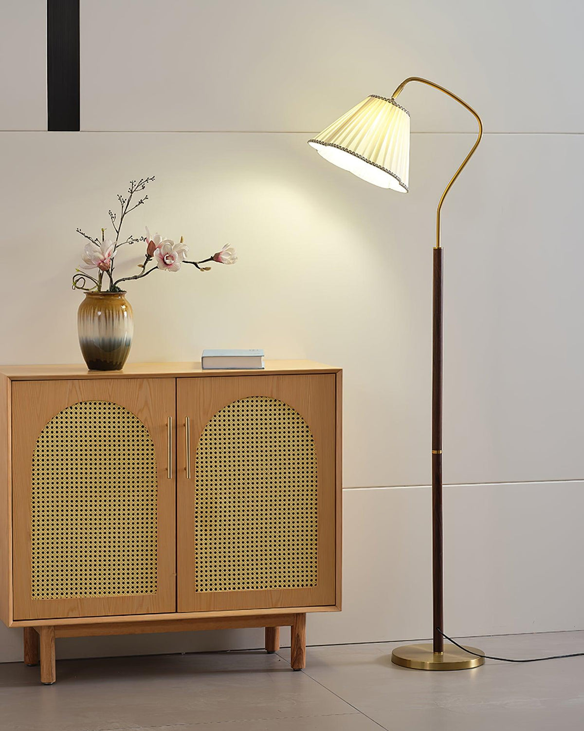 Lámpara de pie con pantalla plisada Virada en un salón luminoso – imagen 9