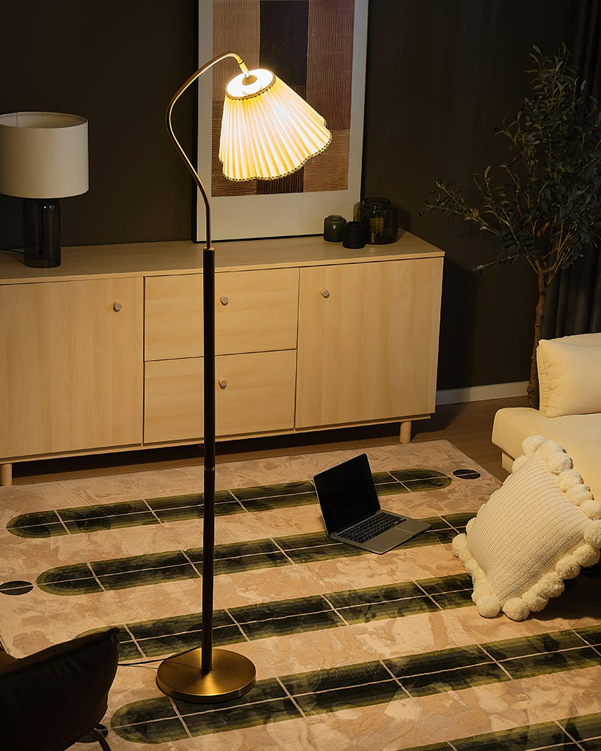 Lámpara de pie con pantalla plisada Virada en un salón luminoso – imagen 10