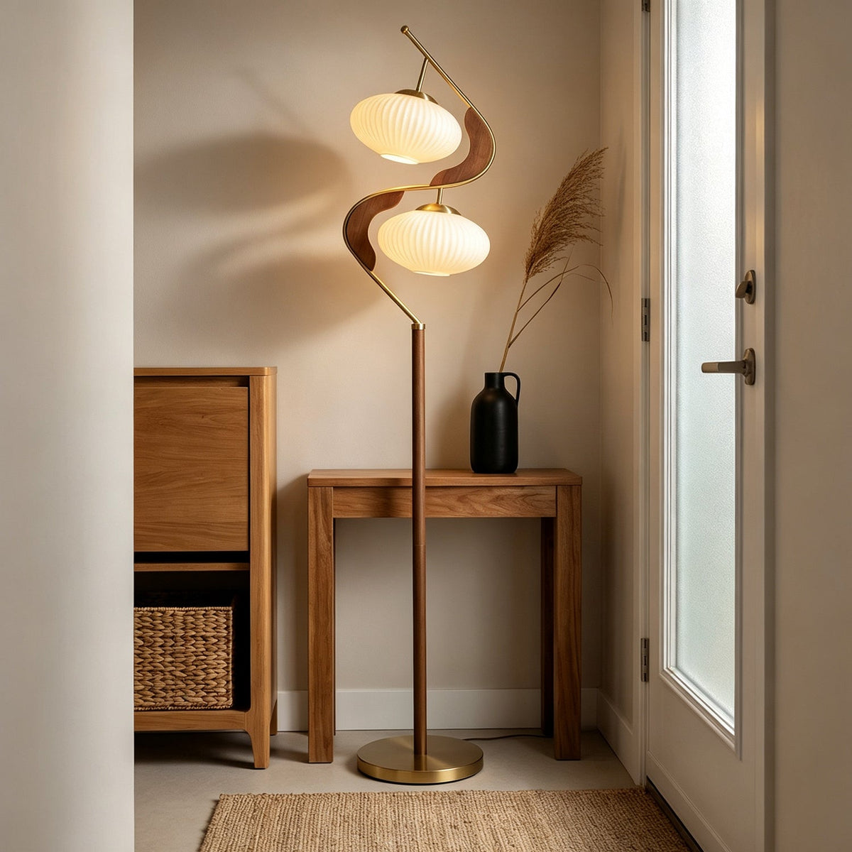 Lámpara de pie de madera Vireya – junto a una consola