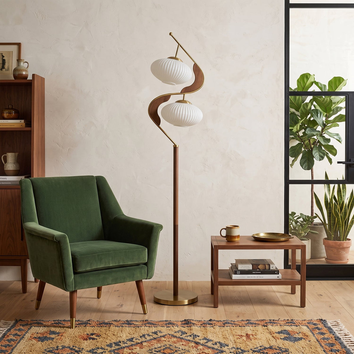 Lámpara de pie de madera Vireya – junto a un sillón verde