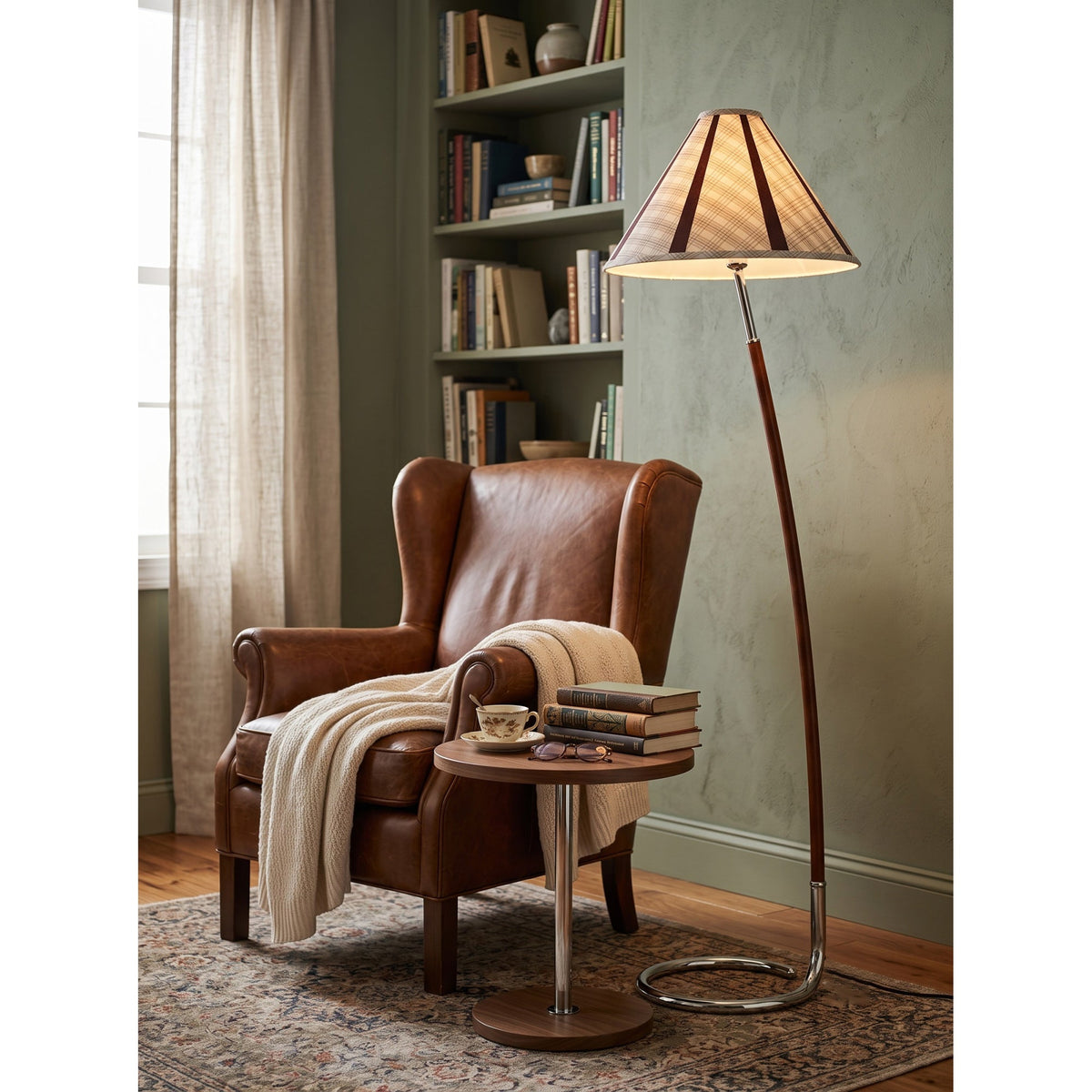 Lámpara de pie de lectura Volutina – junto a un sillón orejero de cuero