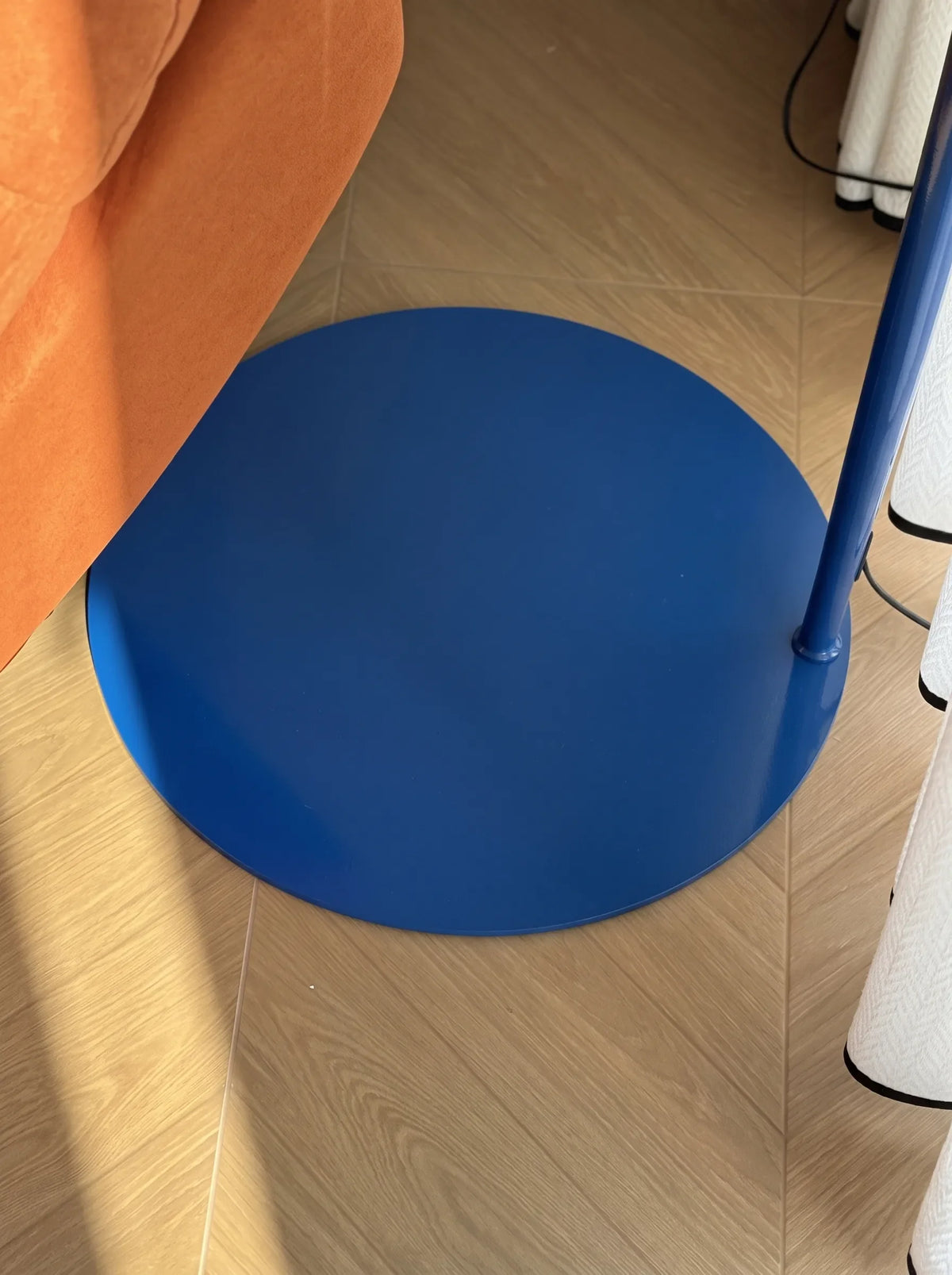 Lámpara de pie arco Vorcela de metal – detalle de la base redonda azul