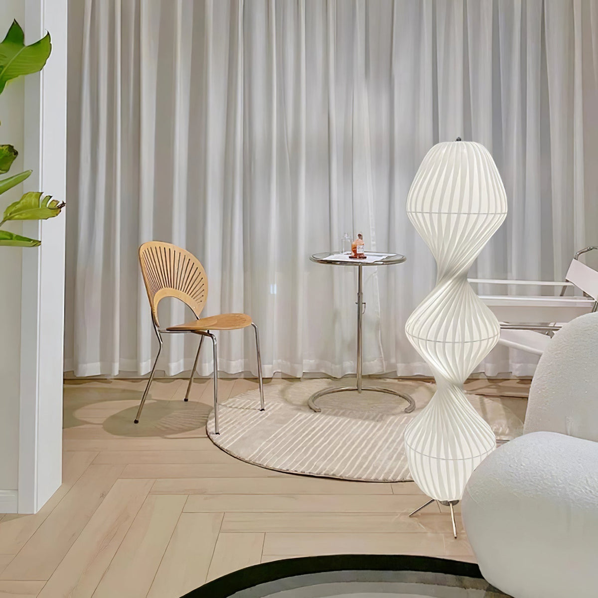 Lámpara de pie LED torsionada Vrilla en un salón luminoso – imagen 3