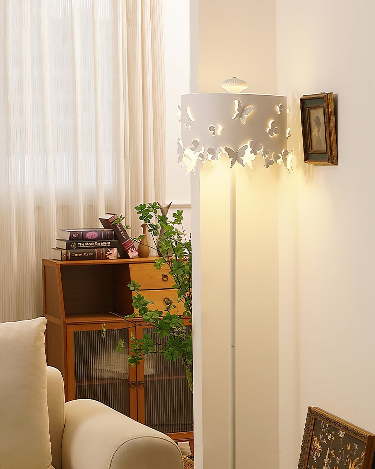 Lámpara de pie blanca con mariposas Vuelana en un salón luminoso – imagen 7