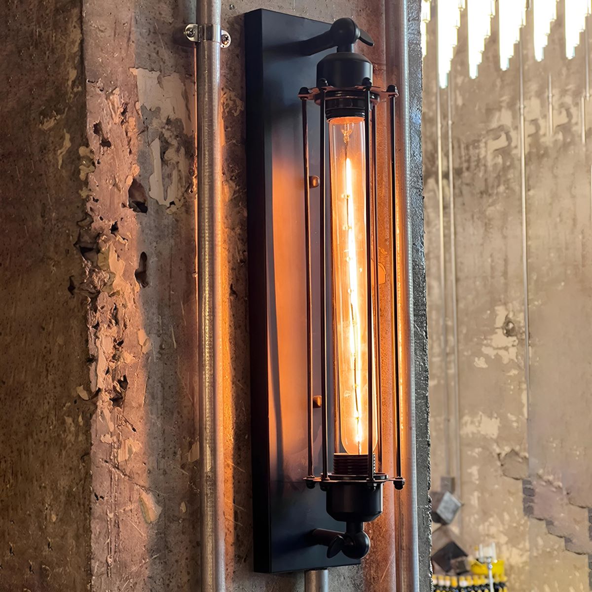 Aplique de pared industrial Yunquel en un pasillo de estilo loft – imagen 3