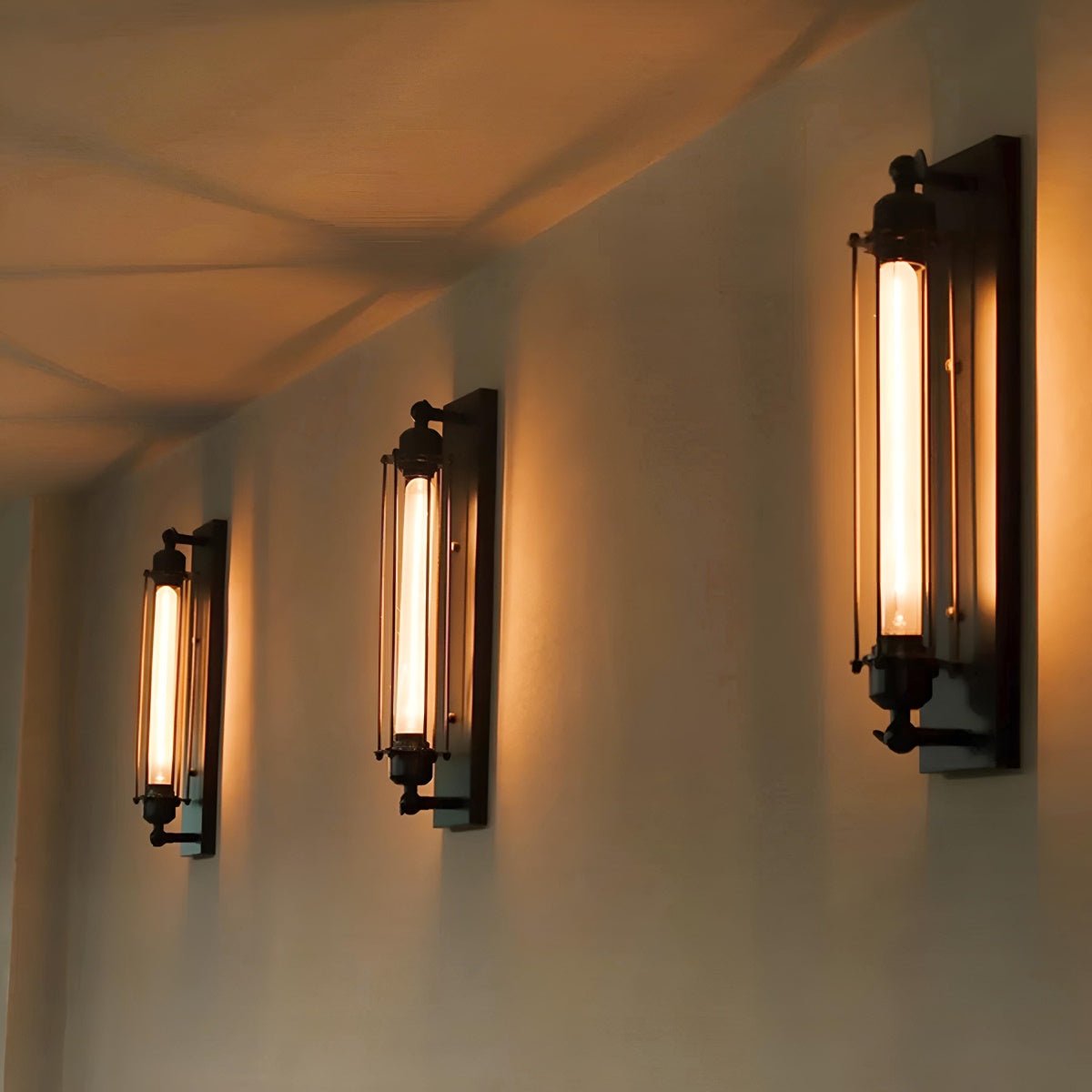 Aplique de pared industrial Yunquel en un pasillo de estilo loft – imagen 10