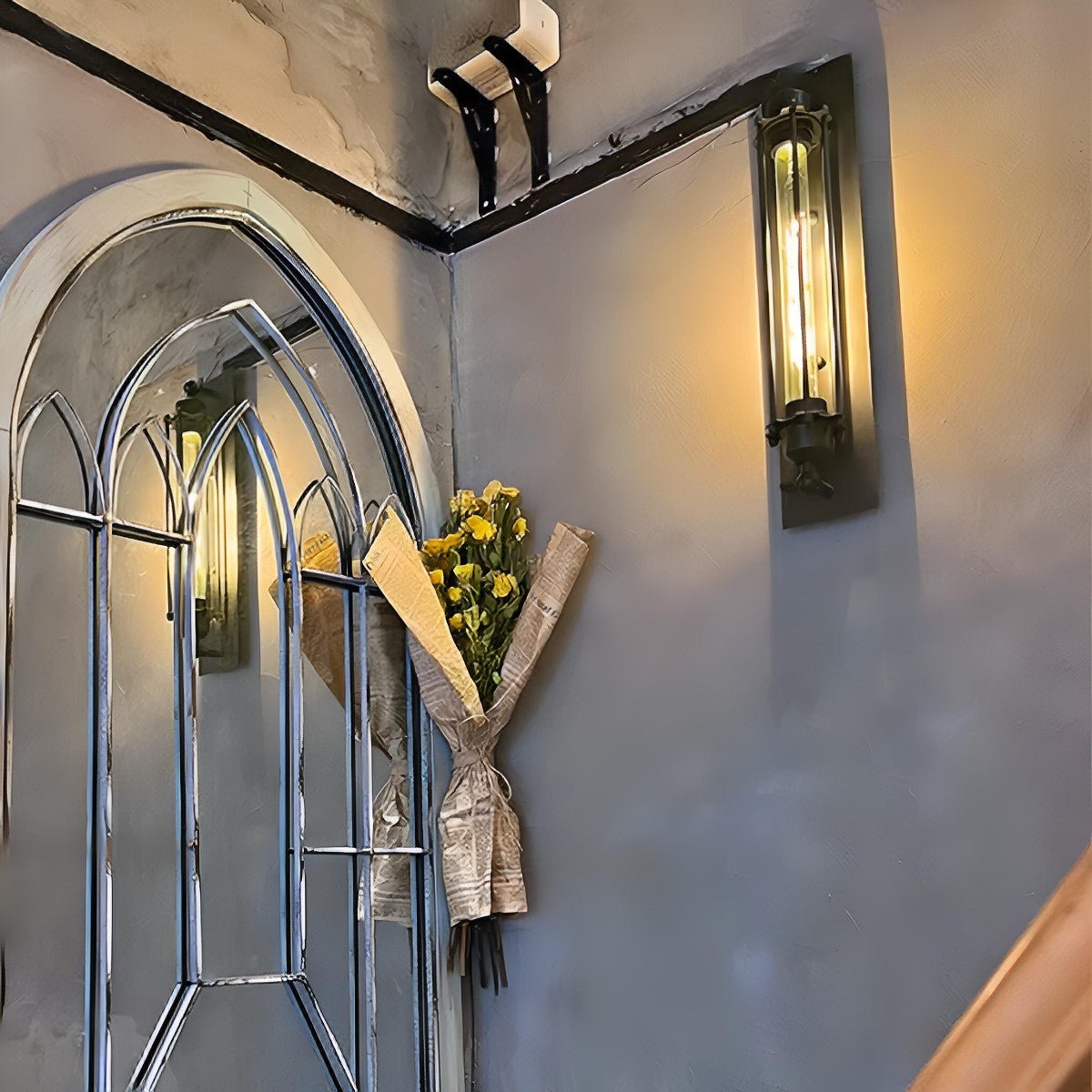 Aplique de pared industrial Yunquel en un pasillo de estilo loft – imagen 5