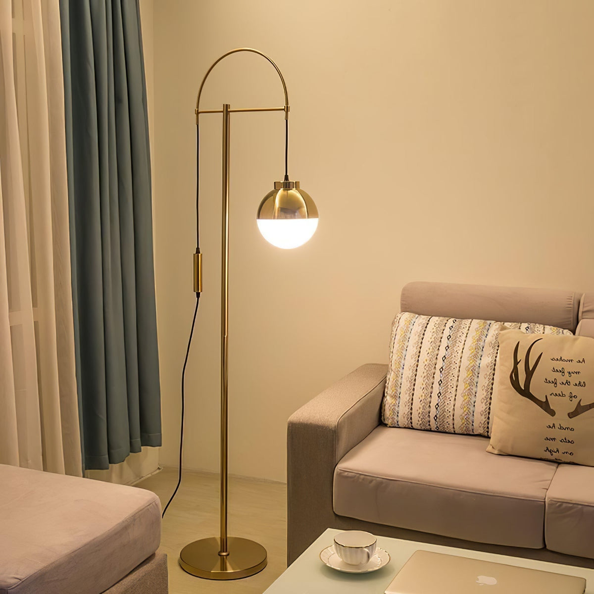 Lámpara de pie en arco Yarcela en un salón moderno – imagen 5