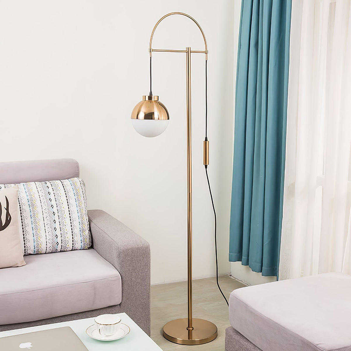 Lámpara de pie en arco Yarcela en un salón moderno – imagen 9