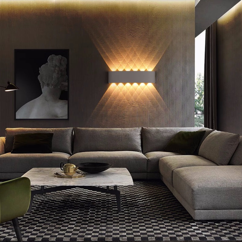 Aplique de pared LED arriba y abajo Fulgara en una fachada iluminada – imagen 25