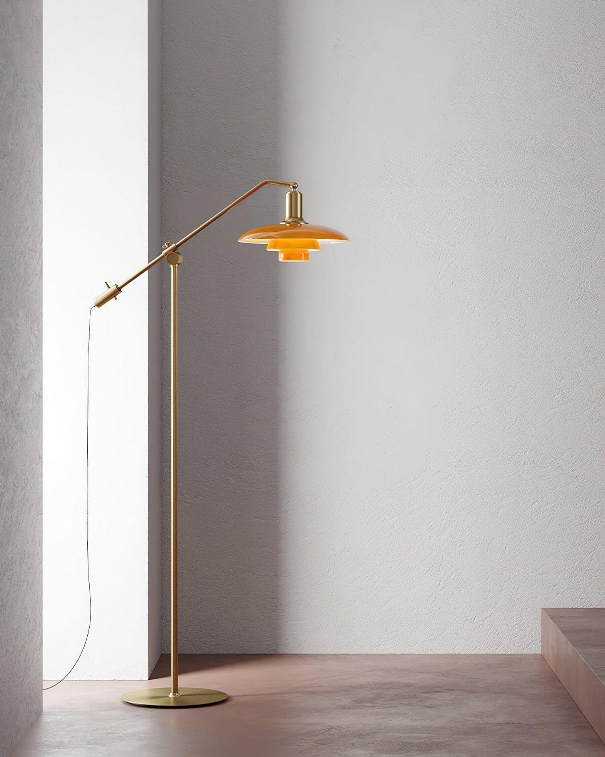 Lámpara de pie orientable Zafrana en un salón moderno – imagen 8