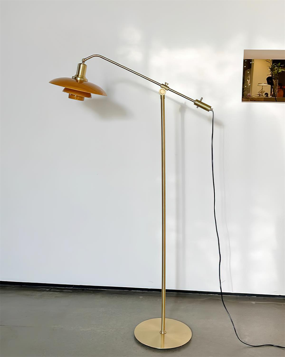Lámpara de pie orientable Zafrana en un salón moderno – imagen 11