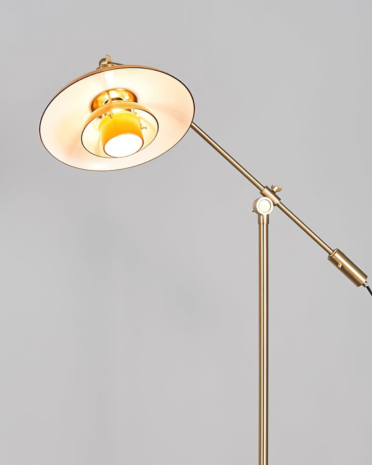 Lámpara de pie orientable Zafrana en un salón moderno – imagen 15