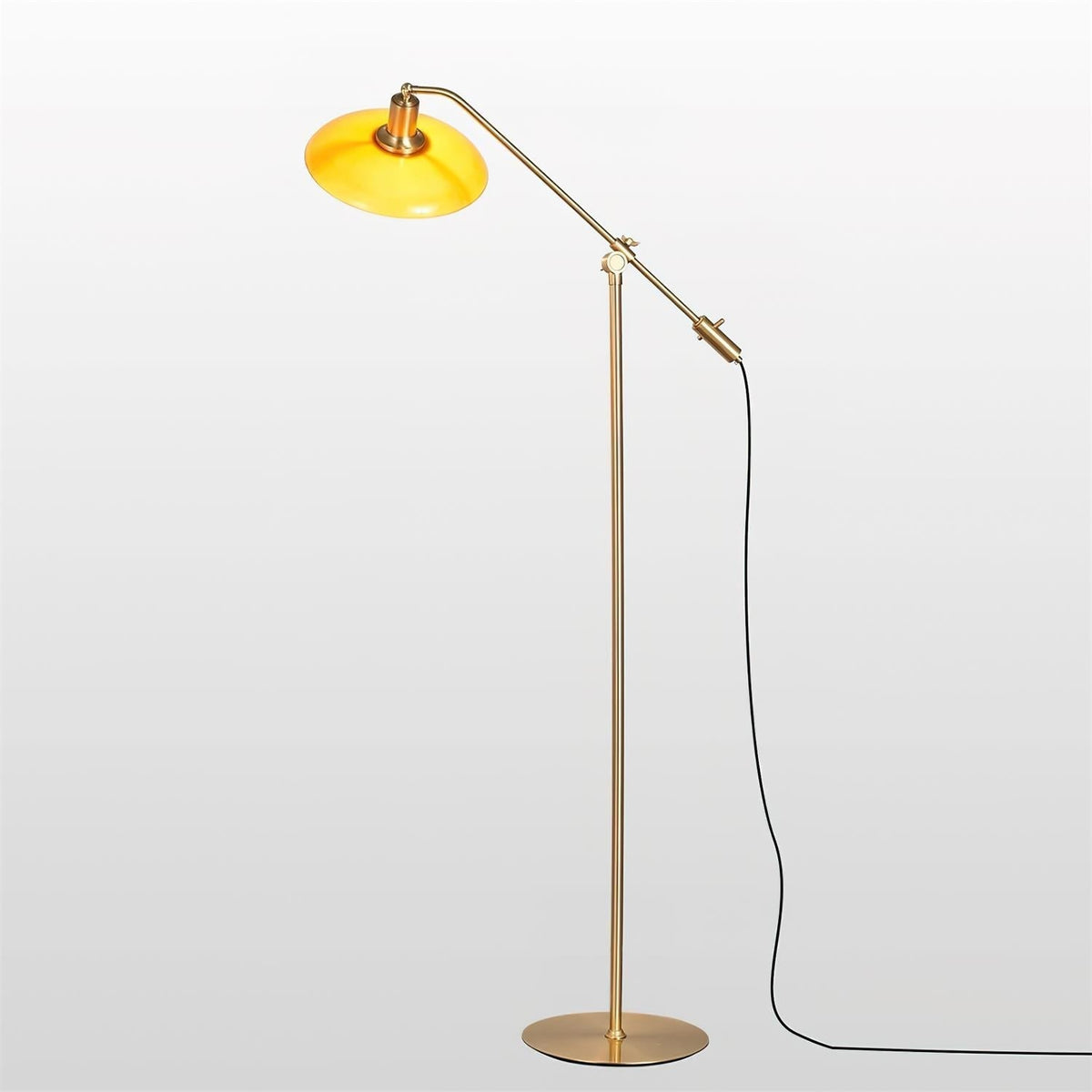 Lámpara de pie orientable Zafrana en un salón moderno – imagen 16