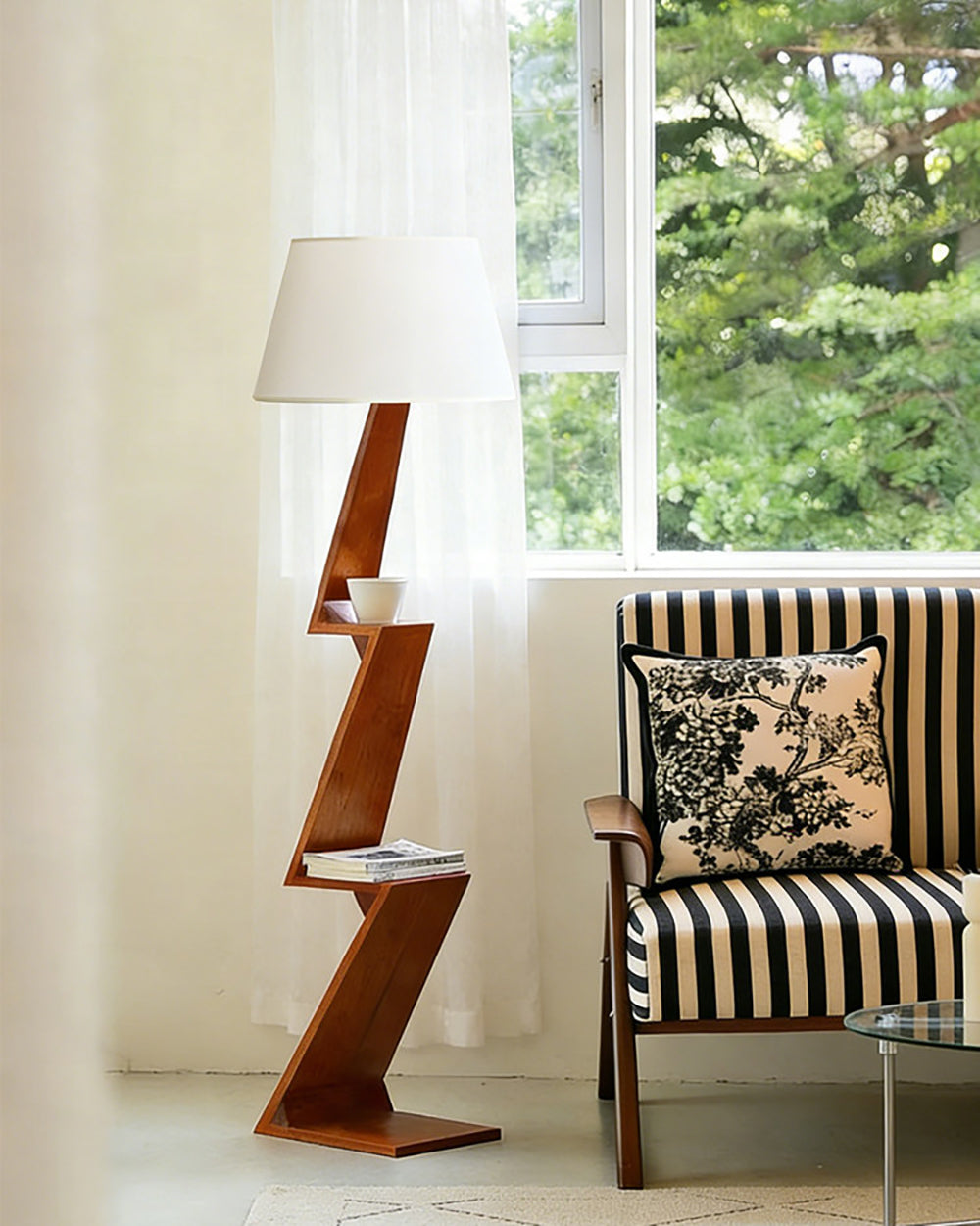 Lámpara de pie de madera en zigzag Zagora – junto a un sillón de rayas